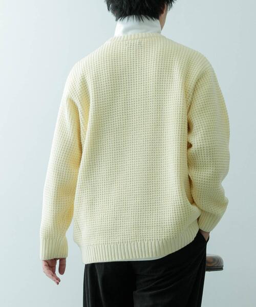 ITEMS URBANRESEARCH（アイテムズ アーバンリサーチ）の「ワッフル編み クルーネックニット（ニット/セーター・メンズ・チャコールグレー/ブラック/オフホワイト/オリーブ/モカ・SMALL/MEDIUM/LARGE）」の15枚目の写真