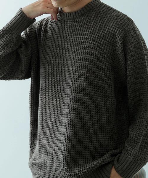 ITEMS URBANRESEARCH（アイテムズ アーバンリサーチ）の「ワッフル編み クルーネックニット（ニット/セーター・メンズ・チャコールグレー/ブラック/オフホワイト/オリーブ/モカ・SMALL/MEDIUM/LARGE）」の7枚目の写真