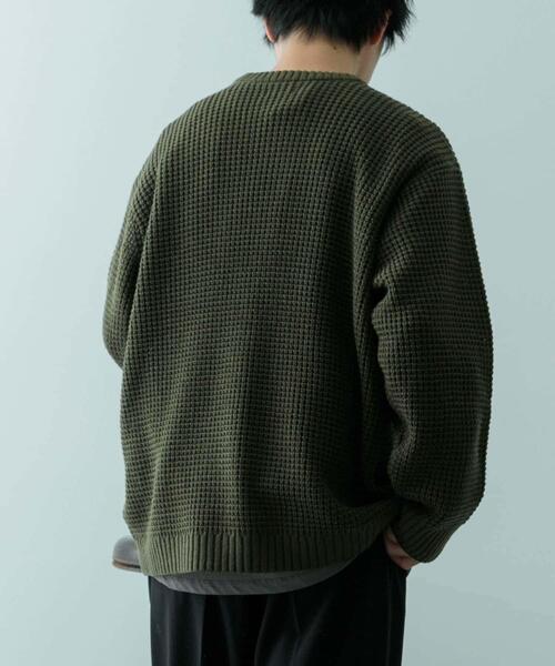 ITEMS URBANRESEARCH(アイテムズ アーバンリサーチ)の「ワッフル編み クルーネックニット(ニット/セーター・メンズ・チャコールグレー/ブラック/オフホワイト/オリーブ/モカ・SMALL/MEDIUM/LARGE)」の19枚目の写真
