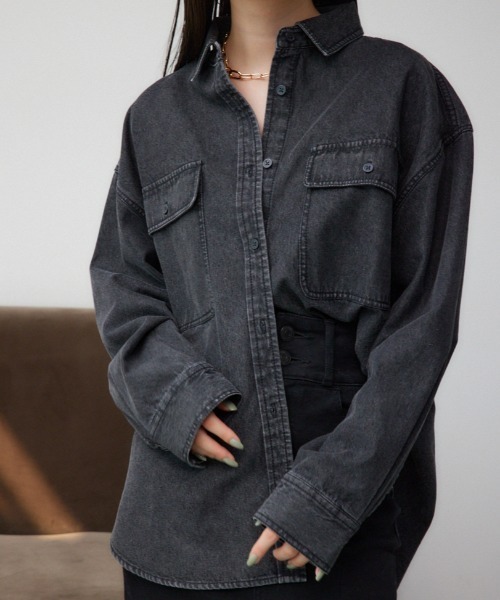 AZUL by moussy(アズールバイマウジー)の「ルーズポケットシャツ(シャツ/ブラウス・レディース・ブラック/ブラック系その他2/ブルー・FREE)」の2枚目の写真