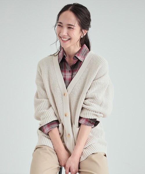 SHOO・LA・RUE(シューラルー)の「◆【高レビュー/洗える】ポケット付きが嬉しい ざっくり編み Vネックカーディガン(カーディガン/ボレロ・レディース・オフホワイト/マスタード/ベージュ/ブルー/チャコールグレー・00)」の2枚目の写真