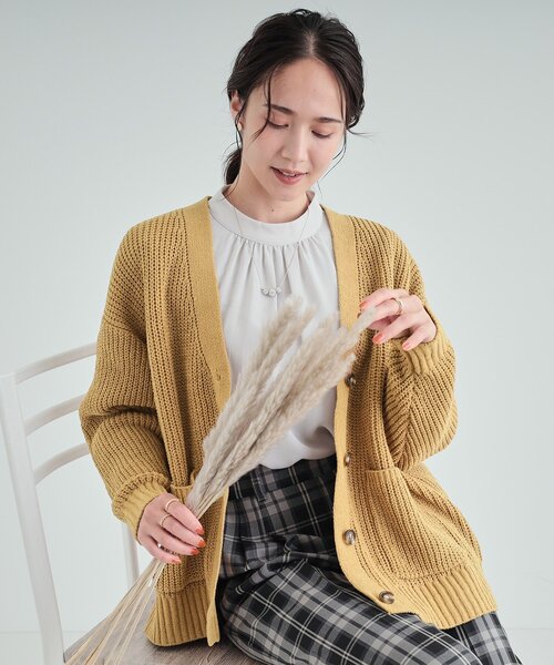 SHOO・LA・RUE(シューラルー)の「◆【高レビュー/洗える】ポケット付きが嬉しい ざっくり編み Vネックカーディガン(カーディガン/ボレロ・レディース・オフホワイト/マスタード/ベージュ/ブルー/チャコールグレー・00)」の5枚目の写真