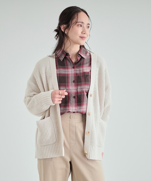 SHOO・LA・RUE(シューラルー)の「◆【高レビュー/洗える】ポケット付きが嬉しい ざっくり編み Vネックカーディガン(カーディガン/ボレロ・レディース・オフホワイト/マスタード/ベージュ/ブルー/チャコールグレー・00)」の6枚目の写真