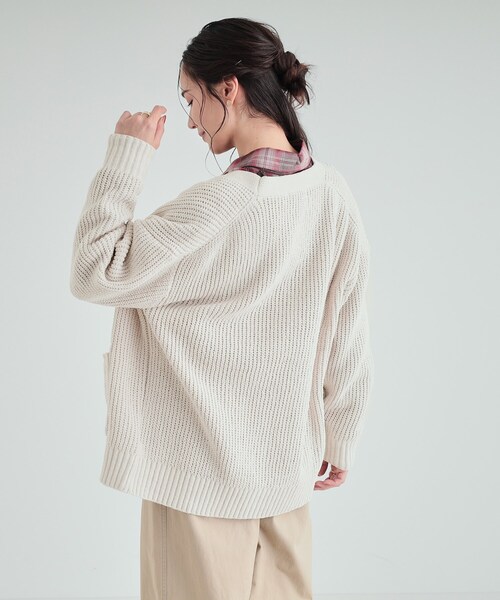 SHOO・LA・RUE(シューラルー)の「◆【高レビュー/洗える】ポケット付きが嬉しい ざっくり編み Vネックカーディガン(カーディガン/ボレロ・レディース・オフホワイト/マスタード/ベージュ/ブルー/チャコールグレー・00)」の7枚目の写真