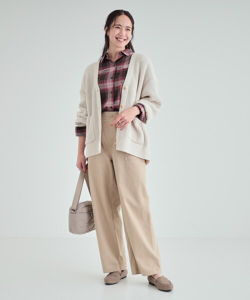 SHOO・LA・RUE(シューラルー)の「◆【高レビュー/洗える】ポケット付きが嬉しい ざっくり編み Vネックカーディガン(カーディガン/ボレロ・レディース・オフホワイト/マスタード/ベージュ/ブルー/チャコールグレー・00)」の8枚目の写真