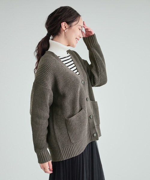 SHOO・LA・RUE(シューラルー)の「◆【高レビュー/洗える】ポケット付きが嬉しい ざっくり編み Vネックカーディガン(カーディガン/ボレロ・レディース・オフホワイト/マスタード/ベージュ/ブルー/チャコールグレー・00)」の10枚目の写真