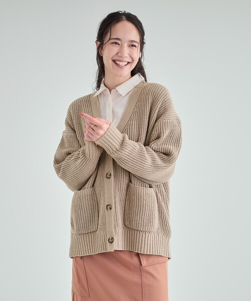 SHOO・LA・RUE(シューラルー)の「◆【高レビュー/洗える】ポケット付きが嬉しい ざっくり編み Vネックカーディガン(カーディガン/ボレロ・レディース・オフホワイト/マスタード/ベージュ/ブルー/チャコールグレー・00)」の13枚目の写真