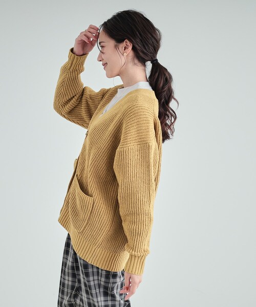 SHOO・LA・RUE(シューラルー)の「◆【高レビュー/洗える】ポケット付きが嬉しい ざっくり編み Vネックカーディガン(カーディガン/ボレロ・レディース・オフホワイト/マスタード/ベージュ/ブルー/チャコールグレー・00)」の18枚目の写真