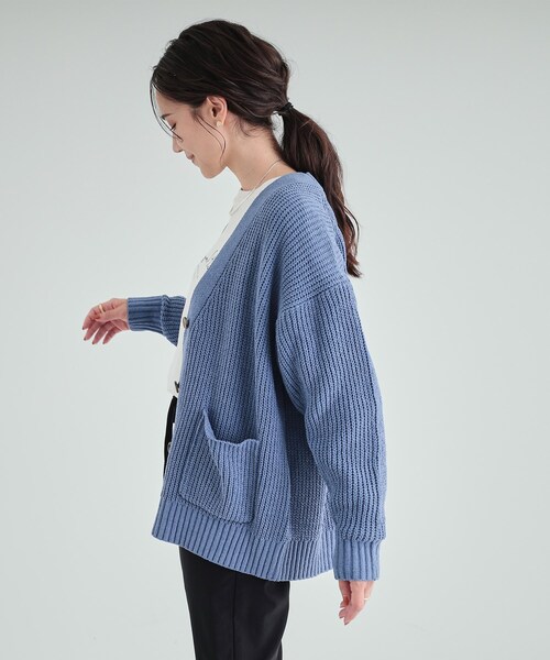 SHOO・LA・RUE(シューラルー)の「◆【高レビュー/洗える】ポケット付きが嬉しい ざっくり編み Vネックカーディガン(カーディガン/ボレロ・レディース・オフホワイト/マスタード/ベージュ/ブルー/チャコールグレー・00)」の22枚目の写真