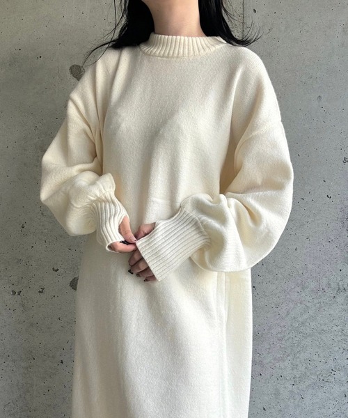 merrylatte(メリーラテ)の「指穴付ロングニットワンピース(ワンピース・レディース・アイボリー・FREE)」の1枚目の写真