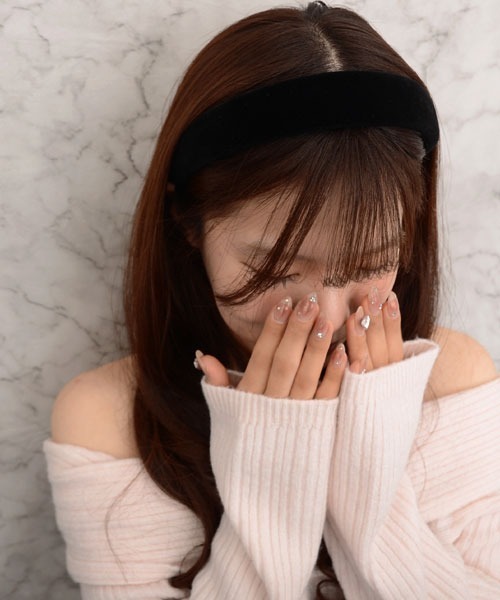 Mayree(メイリー)の「【float】ベロア シンプル クッション カチューシャ【3サイズ展開】(カチューシャ・レディース・ブラック系1/ブラック系3/ワイン系1/ワイン系3/ブラック系2/ワイン系2・FREE)」の4枚目の写真