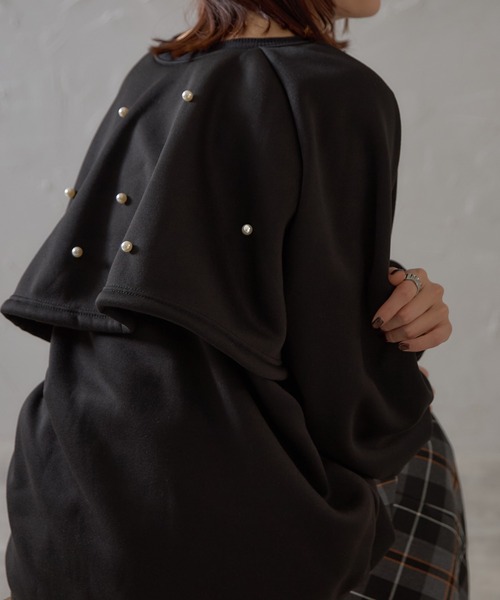 each（イーチ）の「前後2WAYパールケープ付裏起毛スウェット（スウェット・レディース・アイボリー/ブラック/グリーン・FREE）」の3枚目の写真