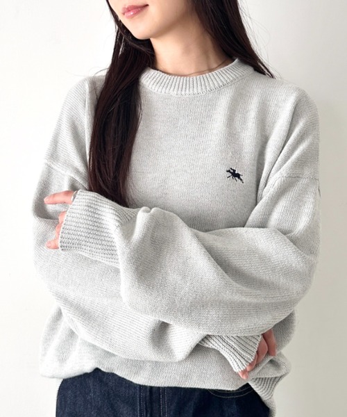POLOCHAMPS(ポロチャンプス)の「POLOCHAMPS(ポロチャンプス)/ポロチャンプス 別注 ワンポイント刺繍 クルーネック 長袖 オーバーサイズニット セーター(ニット/セーター・レディース・グレー/ブラック/ネイビー・L/M)」の2枚目の写真