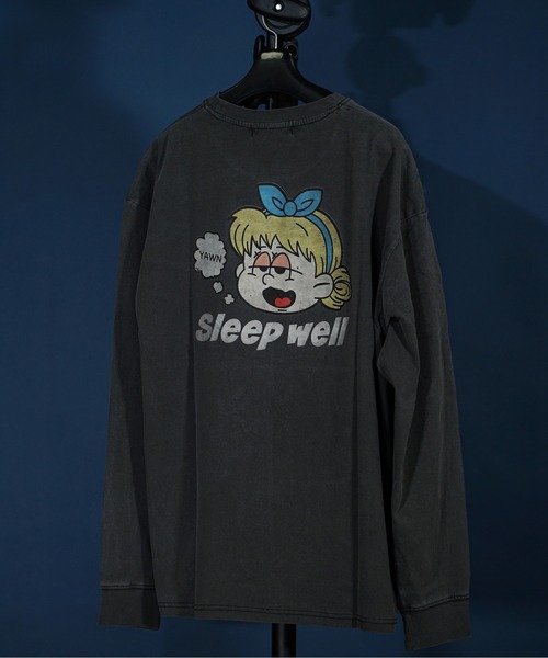 unrelaxing（アンリラクシング）の「ヴィンテージライク 古着風 綿100％ピグメント加工TプリントTシャツ　ロングTシャツ（Tシャツ/カットソー・メンズ・ブラック系その他6/ブラック系1/ブラック系3/その他10/A/ブラック/ブラック系その他2/ブラック×レッド/ブラック系6/ブラック系7/ブラック系8/その他27/その他28/ブラック×シルバー/ブラック系2/ブラック系4/ブラウン系/その他29/ブラック系その他/ブラック系その他3/ブラック系その他5/ブラック×ブルー/その他12/その他20/その他21/その他19/ライトブラック/ブラック×ゴールド/ブラック系5/その他13/スミクロ/ブラック系その他7/ブラウン系9・SMALL/MEDIUM/LARGE/X-LARGE）」の2枚目の写真