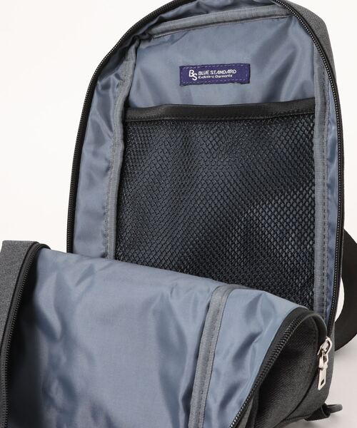 Blue Standard (ブルースタンダード)の「【BULE STANDARD/ブルースタンダード】【コンパクトな荷物でのお出掛けにぴったり】切り替え フェイクレザー ボディーバッグ 内ポケット付き デイリーユース トラベル イベント お出かけ 旅行 ユニセックス(ボディバッグ/ウエストポーチ・メンズ・ネイビー/ブラック・FREE)」の19枚目の写真