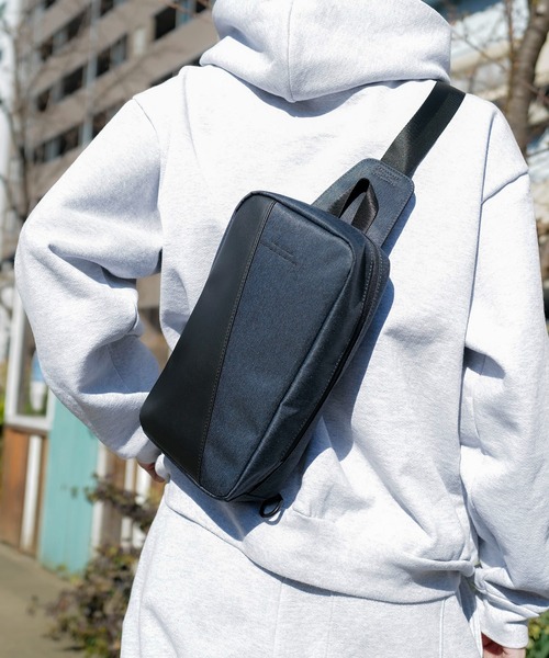 Blue Standard (ブルースタンダード)の「【BULE STANDARD/ブルースタンダード】【コンパクトな荷物でのお出掛けにぴったり】切り替え フェイクレザー ボディーバッグ 内ポケット付き デイリーユース トラベル イベント お出かけ 旅行 ユニセックス(ボディバッグ/ウエストポーチ・メンズ・ネイビー/ブラック・FREE)」の2枚目の写真