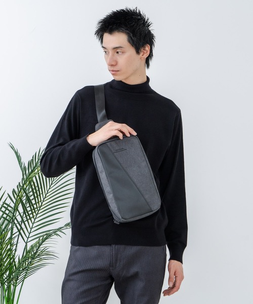 Blue Standard (ブルースタンダード)の「【BULE STANDARD/ブルースタンダード】【コンパクトな荷物でのお出掛けにぴったり】切り替え フェイクレザー ボディーバッグ 内ポケット付き デイリーユース トラベル イベント お出かけ 旅行 ユニセックス(ボディバッグ/ウエストポーチ・メンズ・ネイビー/ブラック・FREE)」の18枚目の写真