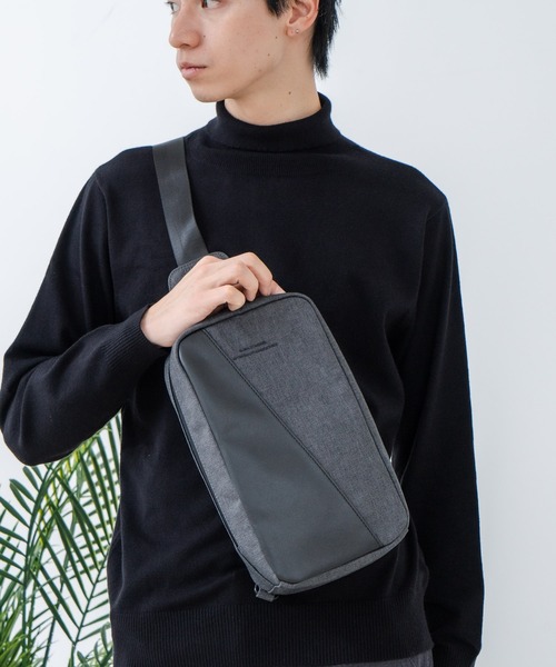 Blue Standard (ブルースタンダード)の「【BULE STANDARD/ブルースタンダード】【コンパクトな荷物でのお出掛けにぴったり】切り替え フェイクレザー ボディーバッグ 内ポケット付き デイリーユース トラベル イベント お出かけ 旅行 ユニセックス(ボディバッグ/ウエストポーチ・メンズ・ネイビー/ブラック・FREE)」の16枚目の写真