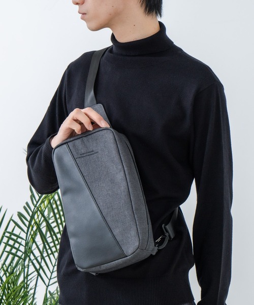 Blue Standard (ブルースタンダード)の「【BULE STANDARD/ブルースタンダード】【コンパクトな荷物でのお出掛けにぴったり】切り替え フェイクレザー ボディーバッグ 内ポケット付き デイリーユース トラベル イベント お出かけ 旅行 ユニセックス(ボディバッグ/ウエストポーチ・メンズ・ネイビー/ブラック・FREE)」の15枚目の写真