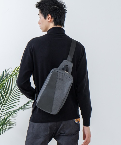 Blue Standard (ブルースタンダード)の「【BULE STANDARD/ブルースタンダード】【コンパクトな荷物でのお出掛けにぴったり】切り替え フェイクレザー ボディーバッグ 内ポケット付き デイリーユース トラベル イベント お出かけ 旅行 ユニセックス(ボディバッグ/ウエストポーチ・メンズ・ネイビー/ブラック・FREE)」の14枚目の写真