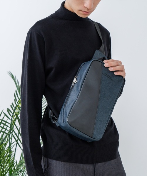 Blue Standard (ブルースタンダード)の「【BULE STANDARD/ブルースタンダード】【コンパクトな荷物でのお出掛けにぴったり】切り替え フェイクレザー ボディーバッグ 内ポケット付き デイリーユース トラベル イベント お出かけ 旅行 ユニセックス(ボディバッグ/ウエストポーチ・メンズ・ネイビー/ブラック・FREE)」の9枚目の写真