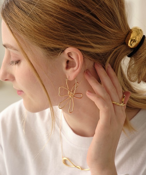 ANOH（アノー）の「フラワーフープピアス（ピアス（両耳用）・レディース・シルバー/ゴールド・FREE）」の12枚目の写真