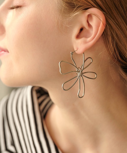 ANOH（アノー）の「フラワーフープピアス（ピアス（両耳用）・レディース・シルバー/ゴールド・FREE）」の4枚目の写真