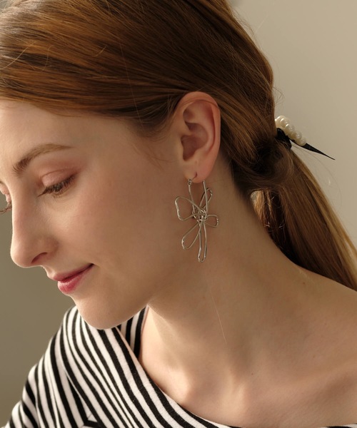 ANOH（アノー）の「フラワーフープピアス（ピアス（両耳用）・レディース・シルバー/ゴールド・FREE）」の3枚目の写真