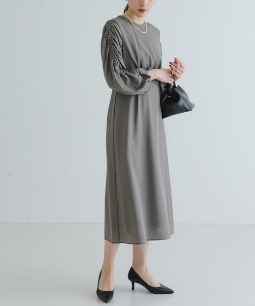 URBAN RESEARCH（アーバンリサーチ）の「LA MAISON　ギャザースリーブワンピース（ワンピース・レディース・カーキ/ブラック/ブルー・-）」の3枚目の写真