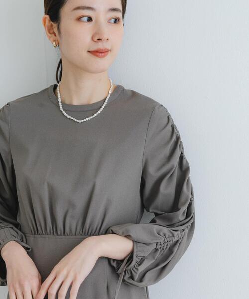 URBAN RESEARCH（アーバンリサーチ）の「LA MAISON　ギャザースリーブワンピース（ワンピース・レディース・カーキ/ブラック/ブルー・-）」の4枚目の写真