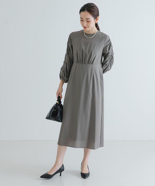 URBAN RESEARCH（アーバンリサーチ）の「LA MAISON　ギャザースリーブワンピース（ワンピース・レディース・カーキ/ブラック/ブルー・-）」の8枚目の写真