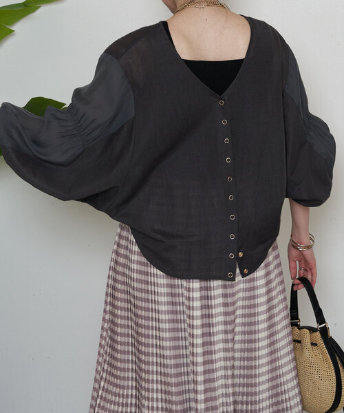 Jena espace merveilleux（ジェナ　エスパスメルヴェイユ）の「【さわ企画】【WEB限定】袖ボリュームシアーシャツ（シャツ/ブラウス・レディース・オフホワイト/チャコールグレー・FREE）」の8枚目の写真