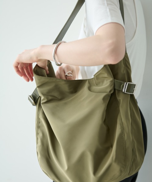 Shelly island（シェリーアイランド）の「ナイロンサイドベルトトート（ショルダーバッグ・レディース・ホワイト/ブラック/カーキ・FREE）」の20枚目の写真