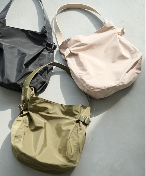 Shelly island（シェリーアイランド）の「ナイロンサイドベルトトート（ショルダーバッグ・レディース・ホワイト/ブラック/カーキ・FREE）」の22枚目の写真