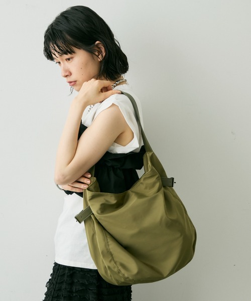 Shelly island（シェリーアイランド）の「ナイロンサイドベルトトート（ショルダーバッグ・レディース・ホワイト/ブラック/カーキ・FREE）」の4枚目の写真