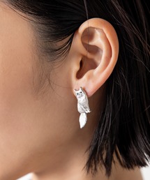 MILLION CARATS（ミリオンカラッツ）の「【luccica】-おすましねこ- さりげない遊び心と品をひとさじ。大人の横顔に映える、おすましねこのアシメピアス。可愛さとアート感をまとった、ちょっぴり気まぐれな表情がクセになる！（ピアス（両耳用））」