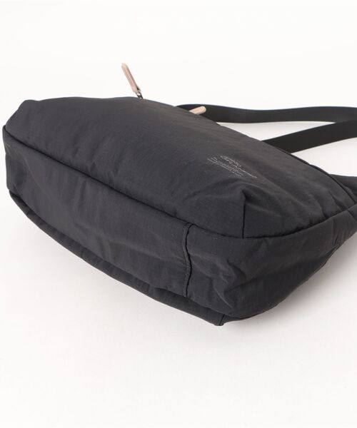 and it_（アンドイット）の「anello サブレ10ポケットショルダー（ショルダーバッグ・レディース・グレー/ブラック/グレイッシュベージュ/ネイビー/マスタード・FREE）」の7枚目の写真