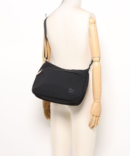 and it_（アンドイット）の「anello サブレ10ポケットショルダー（ショルダーバッグ・レディース・グレー/ブラック/グレイッシュベージュ/ネイビー/マスタード・FREE）」の13枚目の写真