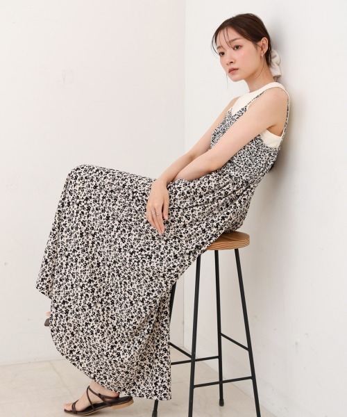 Bab(バブ)の「【S・Mサイズ展開】リトルフラワーシャーリングキャミワンピース(ワンピース・レディース・アイボリー/ブラック・S/M)」の1枚目の写真