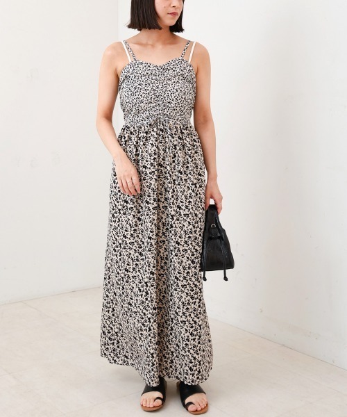 Bab(バブ)の「【S・Mサイズ展開】リトルフラワーシャーリングキャミワンピース(ワンピース・レディース・アイボリー/ブラック・S/M)」の4枚目の写真