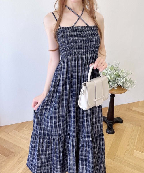 INGNI（イング）の「ホルターネックチェック柄シャーリングワンピース（ワンピース・レディース・ブラック系/ネイビー系2/ブラウン系その他2・M）」の3枚目の写真