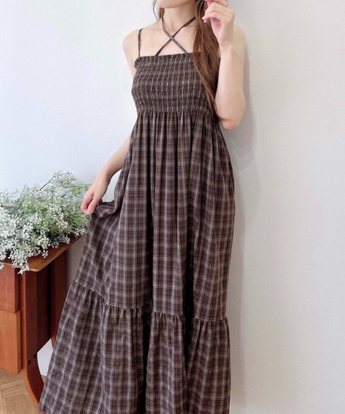 INGNI（イング）の「ホルターネックチェック柄シャーリングワンピース（ワンピース・レディース・ブラック系/ネイビー系2/ブラウン系その他2・M）」の2枚目の写真