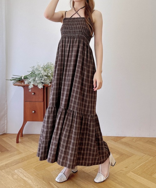 INGNI（イング）の「ホルターネックチェック柄シャーリングワンピース（ワンピース・レディース・ブラック系/ネイビー系2/ブラウン系その他2・M）」の9枚目の写真