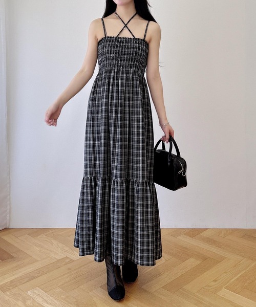 INGNI（イング）の「ホルターネックチェック柄シャーリングワンピース（ワンピース・レディース・ブラック系/ネイビー系2/ブラウン系その他2・M）」の4枚目の写真
