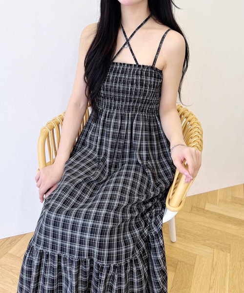 INGNI（イング）の「ホルターネックチェック柄シャーリングワンピース（ワンピース・レディース・ブラック系/ネイビー系2/ブラウン系その他2・M）」の5枚目の写真