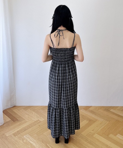 INGNI（イング）の「ホルターネックチェック柄シャーリングワンピース（ワンピース・レディース・ブラック系/ネイビー系2/ブラウン系その他2・M）」の8枚目の写真