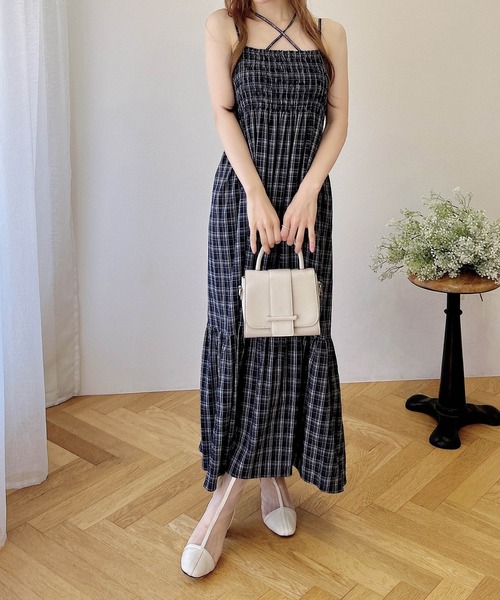 INGNI（イング）の「ホルターネックチェック柄シャーリングワンピース（ワンピース・レディース・ブラック系/ネイビー系2/ブラウン系その他2・M）」の13枚目の写真