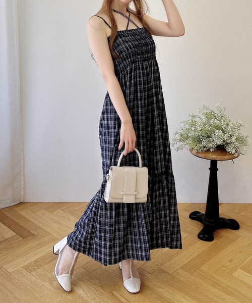 INGNI（イング）の「ホルターネックチェック柄シャーリングワンピース（ワンピース・レディース・ブラック系/ネイビー系2/ブラウン系その他2・M）」の16枚目の写真