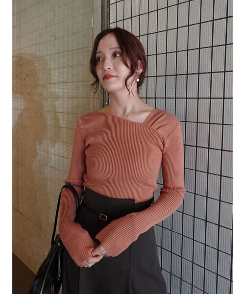 LAGUNAMOON（ラグナムーン）の「アシンメトリータックニットプルオーバー（ニット/セーター・レディース・アイボリー/ブラック/サーモンピンク・FREE）」の6枚目の写真