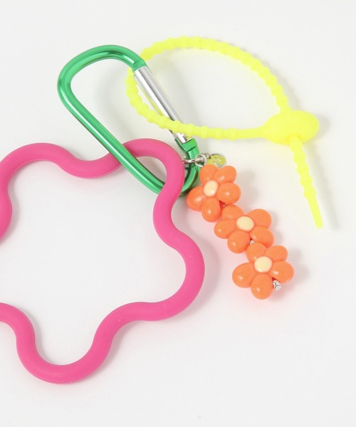 niko and...（ニコアンド）の「カラフルフラワーチャーム（チャーム・レディース・イエロー/グリーン/ピンク/アイボリー・0）」の7枚目の写真